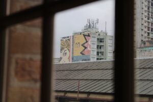 Na warszawskim Mariensztacie wandale zniszczyli odnowiony zabytkowy mur