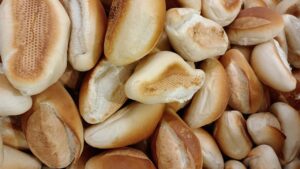 setki porzuconych bułek w lesie na mazowszu